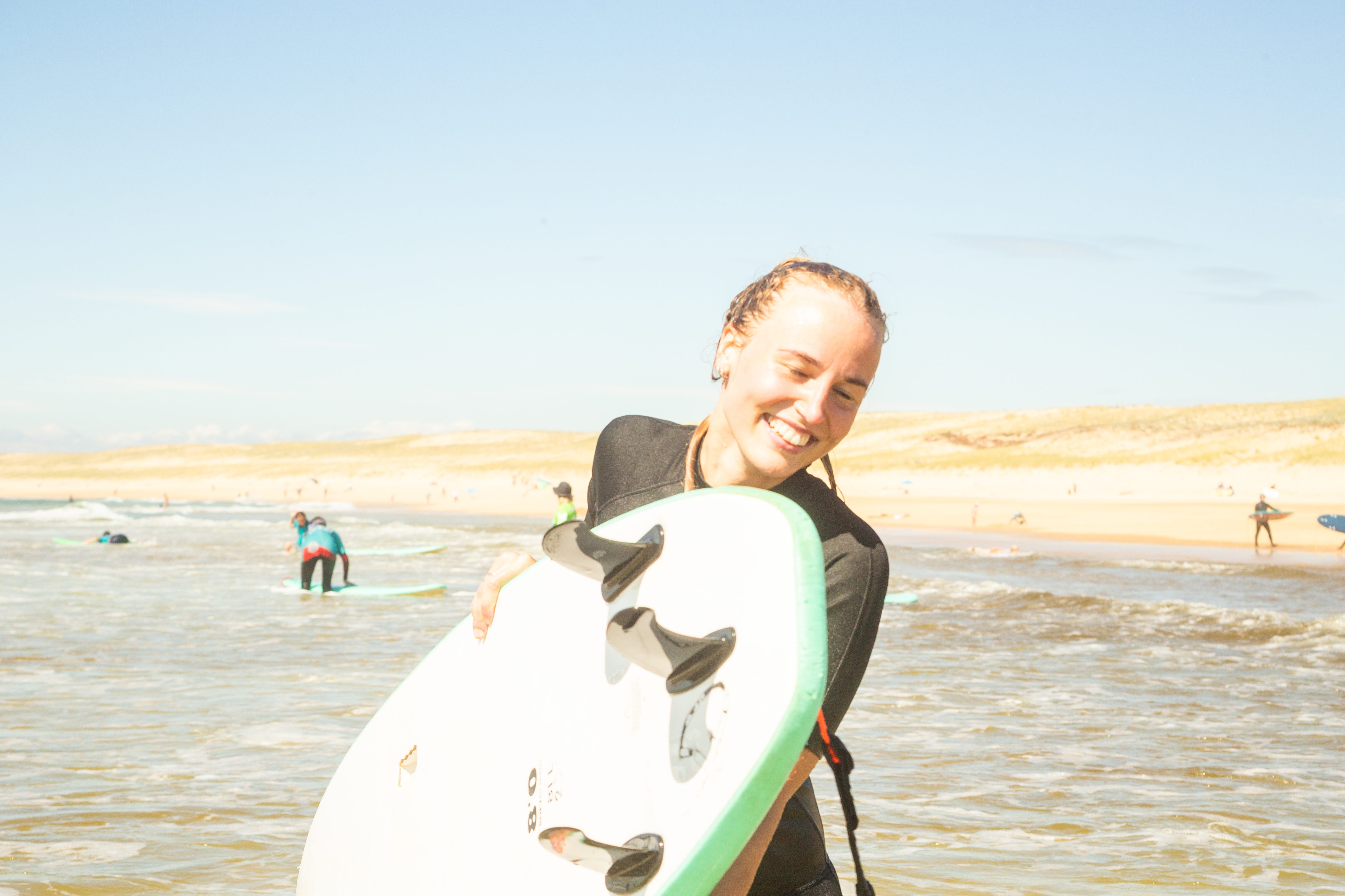 Mädchen mit Surfbrett